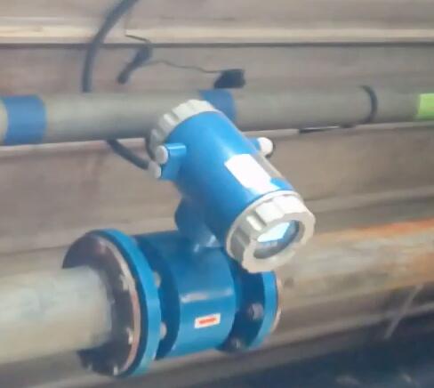 熱水管道電磁流量計(jì)安裝現(xiàn)場